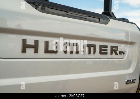 Loveland, CO, USA - 28. August 2022: Detail des GMC HUMMER EV Pickups, des weltweit ersten vollelektrischen supertrucks. Stockfoto