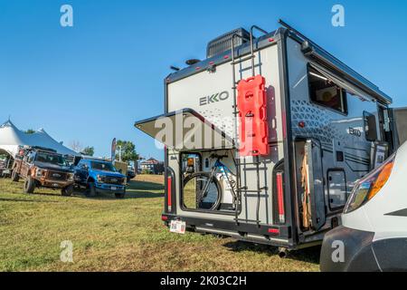 Loveland, CO, USA - 27. August 2022: Winnebago EKKO Camper van, Class C Bus, gebaut auf Ford AWD Transit Chassis, Rückansicht mit offener Ladefläche. Stockfoto