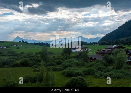 Sonnenuntergang in den Alpen, Naturschutzgebiet Schwemm, Moorland, Walchsee, Tirol, Österreich Stockfoto