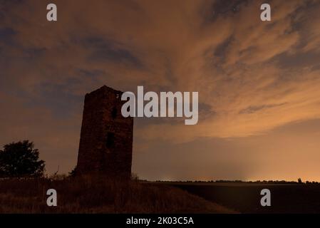 Blaue Warte', mittelalterlicher Wachturm, erbaut 1438, Nachthimmel, Wanzleben, Sachsen-Anhalt, Deutschland Stockfoto