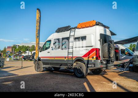 Loveland, CO, USA - 28. August 2022: Geschichtenerzähler Overland Beast Mode, 4x4 Wohnmobil auf Mercedes Sprinter Chassis. Stockfoto