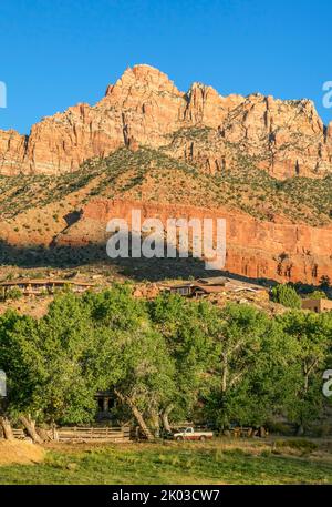 Der Zion National Park liegt im Südwesten von Utah an der Grenze zu Arizona. Es hat eine Fläche von 579 kö² und liegt zwischen 1128 m und 2660 m Höhe. Die Berggipfel des Berges Kinesava auf der linken Seite und der westliche Tempel auf der rechten Seite. Stockfoto