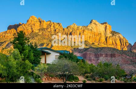 Der Zion National Park liegt im Südwesten von Utah an der Grenze zu Arizona. Es hat eine Fläche von 579 kö² und liegt zwischen 1128 m und 2660 m Höhe. Die Berggipfel des Mount Kinesava auf der linken Seite und der Westtempel auf der rechten Seite, mit Majestic View Lodge im Vordergrund. Stockfoto