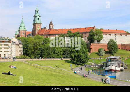 Die Kaste von Wawel - ein befestigter architektonischer Komplex, der über viele Jahrhunderte auf einem Kalksteinausbiss am Ufer der Weichsel errichtet wurde. Stockfoto