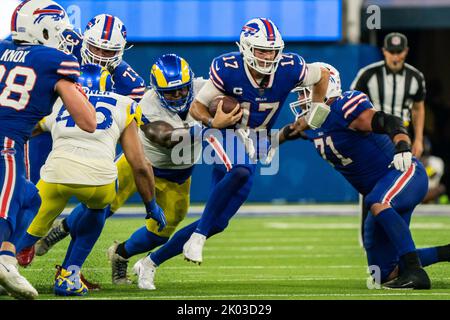 Buffalo Bills Quarterback Josh Allen (17) versucht, einem Los Angeles Rams-Spieler während eines NFL-Spiels am Donnerstag, den 8. September 2022, im SoFi Sta zu entfliehen Stockfoto