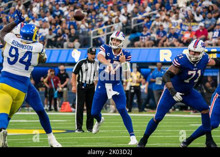 Buffalo Bills Quarterback Josh Allen (17) wirft während eines NFL-Spiels gegen die Los Angeles Rams, Donnerstag, 8. September 2022, im SoFi Stadium, In Ingl Stockfoto