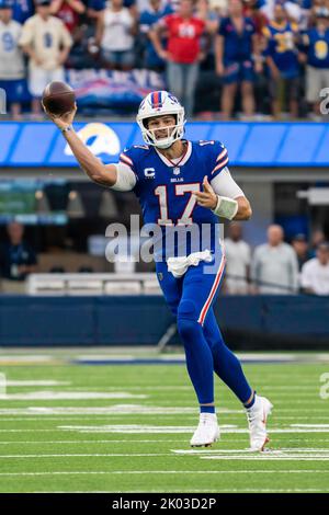 Buffalo Bills Quarterback Josh Allen (17) wirft während eines NFL-Spiels gegen die Los Angeles Rams, Donnerstag, 8. September 2022, im SoFi Stadium, In Ingl Stockfoto