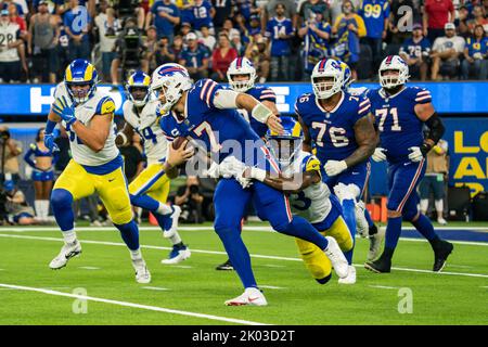 Buffalo Bills Quarterback Josh Allen (17) wird von Los Angeles Rams-Linienvorarbeiter Ernest Jones (53) während eines NFL-Spiels, Donnerstag, 8. September 2022, Stockfoto