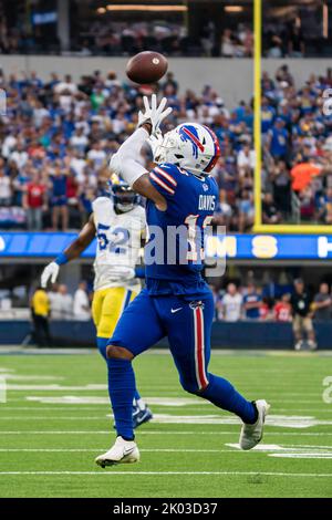 Buffalo Bills Wide Receiver Gabe Davis (13) fängt einen Pass und läuft für einen Touchdown während eines NFL-Spiels gegen die Los Angeles Rams, Donnerstag, Septe Stockfoto