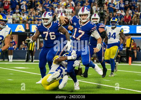 Buffalo Bills Quarterback Josh Allen (17) wird von Los Angeles Rams-Linienvorarbeiter Ernest Jones (53) während eines NFL-Spiels, Donnerstag, 8. September 2022, Stockfoto