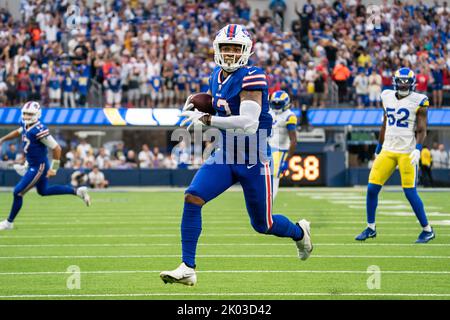 Buffalo Bills Wide Receiver Gabe Davis (13) fängt einen Pass und läuft für einen Touchdown während eines NFL-Spiels gegen die Los Angeles Rams, Donnerstag, Septe Stockfoto