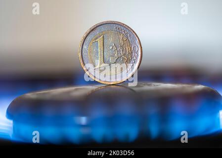 Gasherd, Gasflamme, 1 Euro Münze. Stockfoto