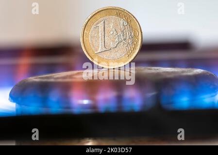 Gasherd, Gasflamme, 1 Euro Münze. Stockfoto