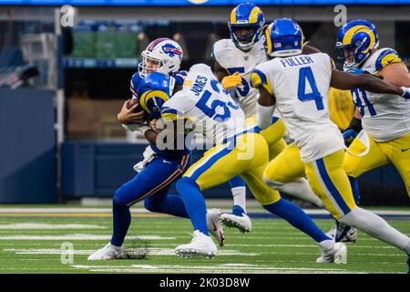 Ernest Jones (53) von Los Angeles Rams spielt während eines NFL-Spiels am Donnerstag, den 8. September 2022, bei SOF gegen Buffalo Bills Quarterback Josh Allen (17) Stockfoto