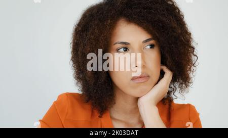 Traurig besorgt afrikanische Frau denken Problem Gefühl Angst Depression verärgert frustriert einsam lockig behaart nachdenkliche Mädchen Dame Trauer beunruhigt Stockfoto