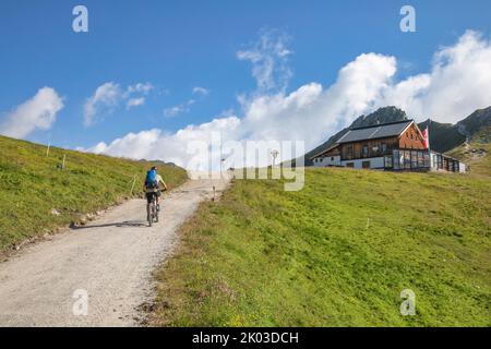 Österreich, Tirol, Tuxer Alpen. Ein Mann fährt mit einem E-Bike (emtb) bergauf zum Tuxerjoch, Tuxerjoch-haus, Hintertux Stockfoto