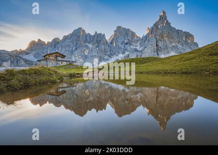 Italien, Trentino, Trient, Primiero San Martino di Castrozza. Baita Segantini und der Cimon de la Pala spiegeln sich im Alpensee, im Naturpark Paneveggio Pale di San Martino, Dolomiten Stockfoto