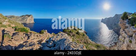 Spanien, Balearen, Mallorca, Bezirk Pollença. Der Formentor, Panoramablick von Punta d'en Tomàs zum Leuchtturm Cap de Formentor Stockfoto