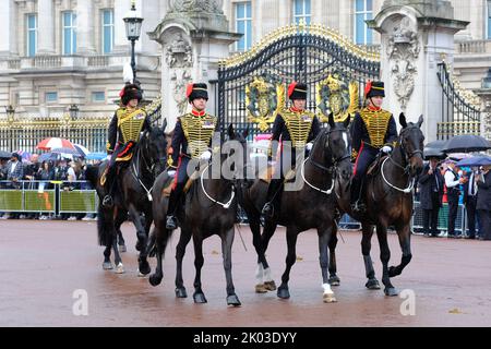 Buckingham Palace, London, Großbritannien – Freitag, 9.. September 2022 – Mitglieder der Königstruppe Royal Horse Artillery fahren am Buckingham Palace vorbei, um im Hyde Park einen Waffengruß zu halten, während Großbritannien um den Tod von Königin Elizabeth II trauert Foto Steven May / Alamy Live News Stockfoto