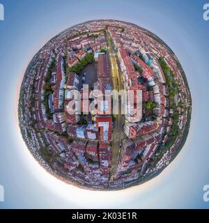 360 Grad Luftaufnahme von Stuttgart West bei Dämmerung kleine Planetenansicht Stockfoto