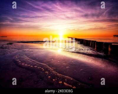 Blick auf den Abendhimmel bei Sonnenuntergang am Ostseestrand Stockfoto