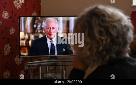 Brighton UK 9. September 2022 - König Charles III. Spricht heute Abend nach dem Tod von Königin Elizabeth II. In einer Fernsehrede an die Nation : Credit Simon Dack / Alamy Live News Stockfoto