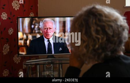 Brighton UK 9. September 2022 - König Charles III. Spricht heute Abend nach dem Tod von Königin Elizabeth II. In einer Fernsehrede an die Nation : Credit Simon Dack / Alamy Live News Stockfoto