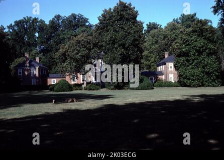 Prince George, VA. USA. 9/1993. Lower Brandon Plantation oder Brandon oder Brandon Plantation; und, ursprünglich als Martin's Brandon bekannt, liegt am Südufer des James River im heutigen Prince George County, Virginia. Die Plantage bleibt eine aktive Farm etwa ab 1607; und, deutlicher ab 1614. Brandon ist eines der am längsten laufenden landwirtschaftlichen Unternehmen in den Vereinigten Staaten. Erbaut in Backsteinvilla im Stil von Palladios 'Roman Country House', das im Jahr 1760s fertiggestellt wurde; und wurde vielleicht von Thomas Jefferson entworfen. Gegründet 1616 von Captain John Martin. Stockfoto