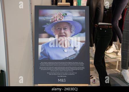 Windsor, Großbritannien. 9.. September 2022. Ein Bild von Ihrer Majestät der Königin auf dem Display in Marks & Spencer. Quelle: Maureen McLean/Alamy Live News Stockfoto