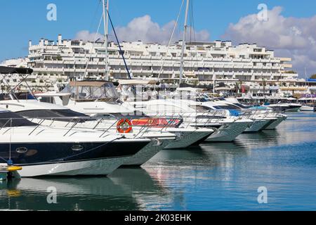 Vilamoura Marina, mit Yachten und Booten an der Marina, Algarve, Portugal. Stockfoto