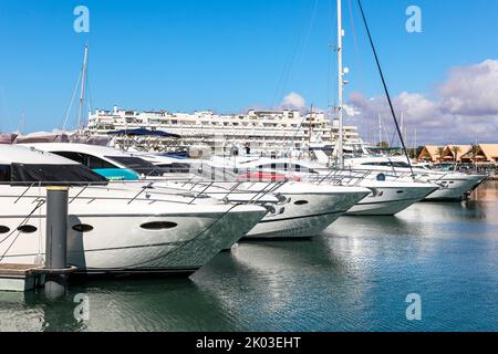 Vilamoura Marina, mit Yachten und Booten an der Marina, Algarve, Portugal. Stockfoto