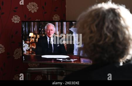 Brighton UK 9. September 2022 - König Charles III. Spricht heute Abend nach dem Tod von Königin Elizabeth II. In einer Fernsehrede an die Nation : Credit Simon Dack / Alamy Live News Stockfoto