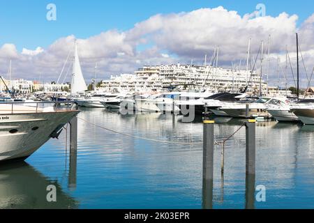 Vilamoura Marina, mit Yachten und Booten an der Marina, Algarve, Portugal. Stockfoto