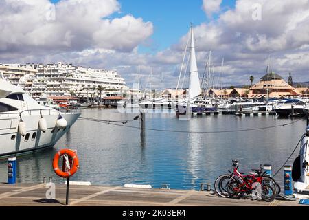 Vilamoura Marina, mit Yachten und Booten an der Marina, Algarve, Portugal. Stockfoto