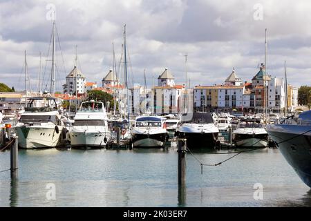 Vilamoura Marina, mit Yachten und Booten an der Marina, Algarve, Portugal. Stockfoto