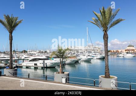 Vilamoura Marina, mit Yachten und Booten an der Marina, Algarve, Portugal. Stockfoto