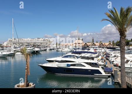 Vilamoura Marina, mit Yachten und Booten an der Marina, Algarve, Portugal. Stockfoto