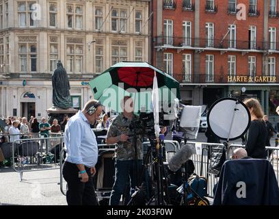 Windsor, Großbritannien. 9.. September 2022. Pressevertreter vor Schloss Windsor berichten heute über den Tod Ihrer Majestät der Königin. Quelle: Maureen McLean/Alamy Live News Stockfoto