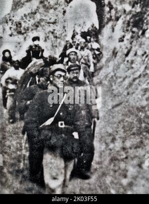 Der lange Marsch war ein militärischer Rückzug der Roten Armee der Kommunistischen Partei Chinas (CPC), der Vorläuferin der Volksbefreiungsarmee, um der Verfolgung der Nationalarmee der Chinesischen Nationalpartei zu entgehen. Der berühmteste begann im Oktober 1934 in der Provinz Jiangxi (Jiangxi) und endete im Oktober 1935 in der Provinz Shaanxi. Stockfoto