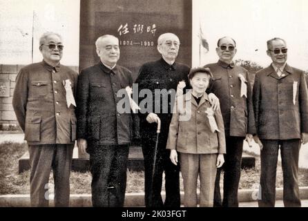 Der stellvertretende Vorsitzende Wang Zhen und die Frau von Ren Bishi, Chen Congying, machten vor der ehemaligen Residenz ein Gruppenfoto. Von links: Huang Xinyan, Yu Qiuli, Wang Zhen, Chen Congying, Liao Hansheng, Yang Xiushan. Ren Bishi war ein militärischer und politischer Führer in der frühen Kommunistischen Partei Chinas. Anfang 1930s Stockfoto