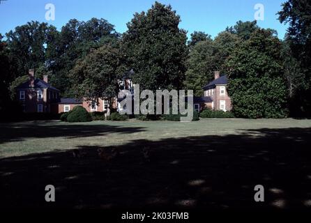 Prince George, VA. USA. 9/1993. Lower Brandon Plantation oder Brandon oder Brandon Plantation; und, ursprünglich als Martin's Brandon bekannt, liegt am Südufer des James River im heutigen Prince George County, Virginia. Die Plantage bleibt eine aktive Farm etwa ab 1607; und, deutlicher ab 1614. Brandon ist eines der am längsten laufenden landwirtschaftlichen Unternehmen in den Vereinigten Staaten. Erbaut in Backsteinvilla im Stil von Palladios 'Roman Country House', das im Jahr 1760s fertiggestellt wurde; und wurde vielleicht von Thomas Jefferson entworfen. Gegründet 1616 von Captain John Martin. Stockfoto