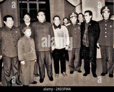 Jiang Zemin (vierter von links), Generalsekretär des Zentralkomitees der Partei, und andere besuchen Ren Bishis Frau, Chen Congying (zweiter von links), die im Urlaub in Changsha ist. Ren Bishi war Anfang 1930 militärischer und politischer Führer in der frühen Kommunistischen Partei Chinas. Stockfoto