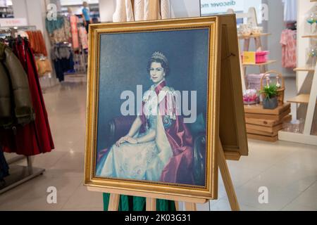 Windsor, Großbritannien. 9.. September 2022. Ein Bild von Ihrer Majestät der Königin auf dem Display in Marks & Spencer. Quelle: Maureen McLean/Alamy Live News Stockfoto