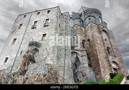 Die imposante Struktur der mittelalterlichen Abtei Sacra di San Michele im Susatal, Italien Stockfoto