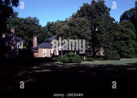 Prince George, VA. USA. 9/1993. Lower Brandon Plantation oder Brandon oder Brandon Plantation; und, ursprünglich als Martin's Brandon bekannt, liegt am Südufer des James River im heutigen Prince George County, Virginia. Die Plantage bleibt eine aktive Farm etwa ab 1607; und, deutlicher ab 1614. Brandon ist eines der am längsten laufenden landwirtschaftlichen Unternehmen in den Vereinigten Staaten. Erbaut in Backsteinvilla im Stil von Palladios 'Roman Country House', das im Jahr 1760s fertiggestellt wurde; und wurde vielleicht von Thomas Jefferson entworfen. Gegründet 1616 von Captain John Martin. Stockfoto