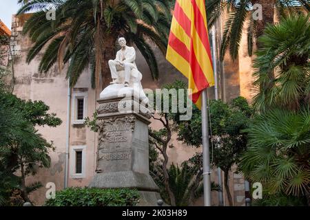 Ansicht der Statue mit katalanischer Flagge in der spanischen Stadt Sitges im Wahrzeichen des Ajuntament, bekannt als Casa de la Vila, bei Sonnenuntergang mit dr Stockfoto