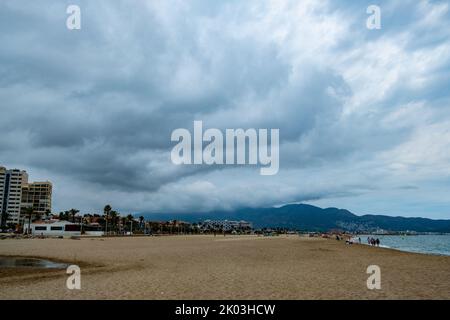 Empuriabrava spanischer Stadtstrand mit bewölktem Himmel Landschaft der katalanischen Stadt in der Costa Brava Region bekannt für seine Kanäle und Yachthafen Stockfoto