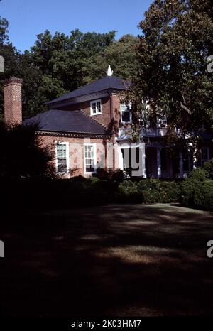 Prince George, VA. USA. 9/1993. Lower Brandon Plantation oder Brandon oder Brandon Plantation; und, ursprünglich als Martin's Brandon bekannt, liegt am Südufer des James River im heutigen Prince George County, Virginia. Die Plantage bleibt eine aktive Farm etwa ab 1607; und, deutlicher ab 1614. Brandon ist eines der am längsten laufenden landwirtschaftlichen Unternehmen in den Vereinigten Staaten. Erbaut in Backsteinvilla im Stil von Palladios 'Roman Country House', das im Jahr 1760s fertiggestellt wurde; und wurde vielleicht von Thomas Jefferson entworfen. Gegründet 1616 von Captain John Martin. Stockfoto