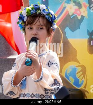 Krakau, Polen. 09. September 2022. Ukrainisches Mädchen in traditioneller Kleidung und Blumenkrone wird gegen ein Plakat gesehen, während Ukrainer und ihre Anhänger am 9. September 2022 auf dem Hauptplatz in der Altstadt von Krakau, Polen, gegen einen über sechs Monate alten russischen Krieg gegen die Ukraine protestieren. Die Demonstranten kommen zweimal täglich auf die Straßen von Krakau, um, wie sie sagen, an das Schicksal der ukrainischen Bevölkerung zu erinnern. (Foto von Dominika Zarzycka/Sipa USA) Quelle: SIPA USA/Alamy Live News Stockfoto