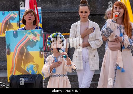 Krakau, Polen. 09. September 2022. Frauen und ein Mädchen singen, während Ukrainer und ihre Anhänger am 9. September 2022 auf dem Hauptplatz in der Altstadt von Krakau, Polen, gegen den über sechs Monate alten russischen Krieg gegen die Ukraine protestieren. Die Demonstranten kommen zweimal täglich auf die Straßen von Krakau, um, wie sie sagen, an das Schicksal der ukrainischen Bevölkerung zu erinnern. (Foto von Dominika Zarzycka/Sipa USA) Quelle: SIPA USA/Alamy Live News Stockfoto